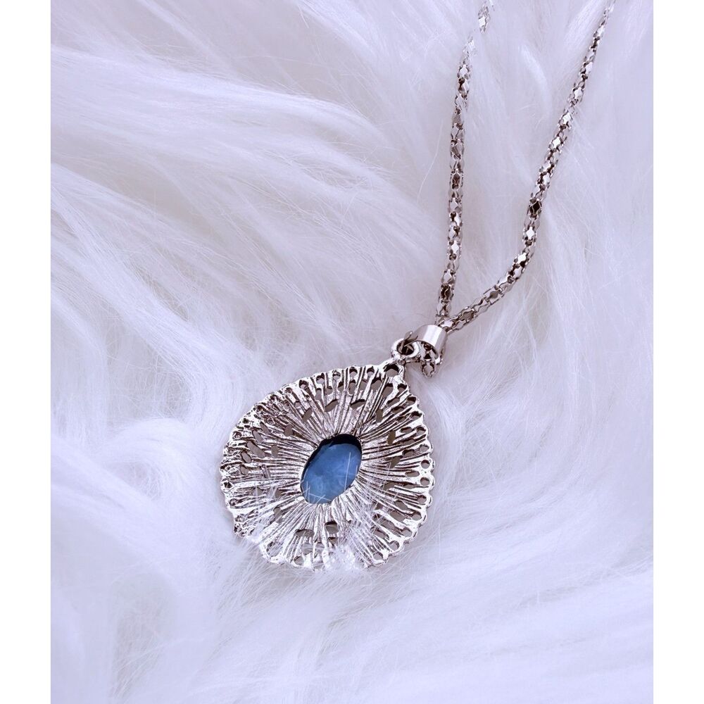 Boho Vintage Style Turquoise-like Blue Oval Pendant Necklace - Picture 2 of 5